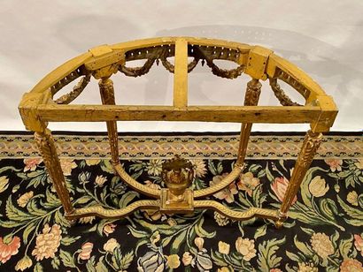 Console demi-lune en bois doré, riche décor...