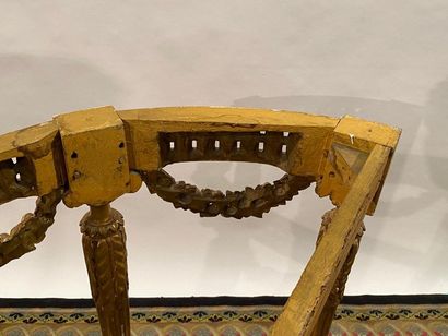 Console demi-lune en bois doré, riche décor...
