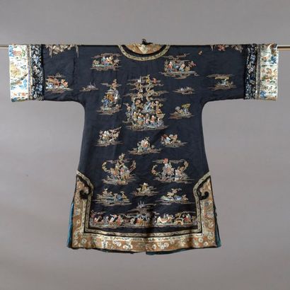 CHINE - XXe siècle
Robe en soie noire rebrodée...