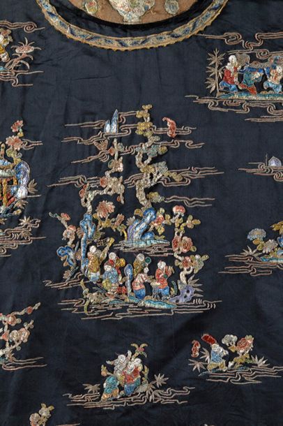 CHINE - XXe siècle
Robe en soie noire rebrodée...