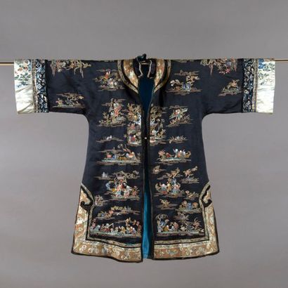 CHINE - XXe siècle
Robe en soie noire rebrodée...