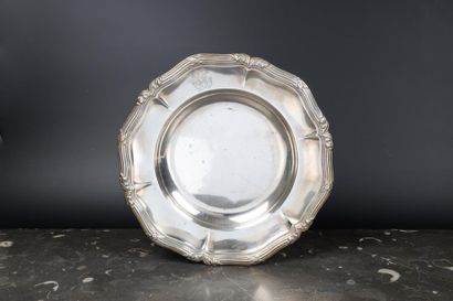 Plat rond à contours demi-creux à jonc rubané....