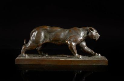 Louis VIDAL (1831-1892)
Lionne marchant
Bronze...