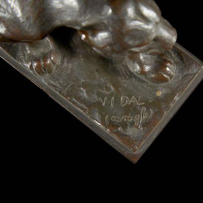Louis VIDAL (1831-1892)
Lionne marchant
Bronze...