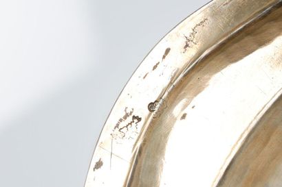 Plat rond à contours en argent. Paris, 1768-1775....