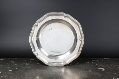 Plat rond à contours en argent. Paris, 1768-1775....