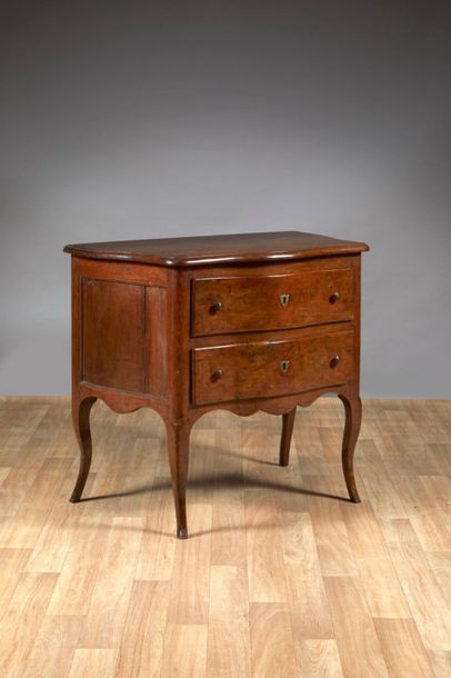 Commode en noyer mouluré, mouvementée en...
