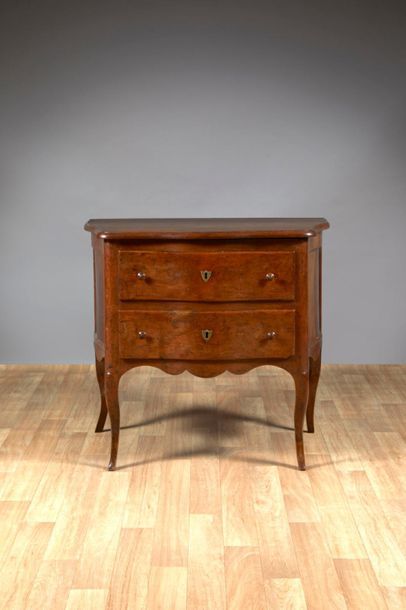 Commode en noyer mouluré, mouvementée en...