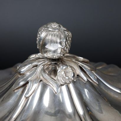 Légumier couvert en argent à contours et...