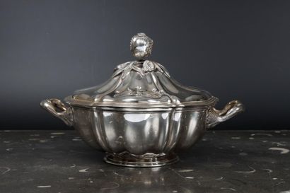 Légumier couvert en argent à contours et...