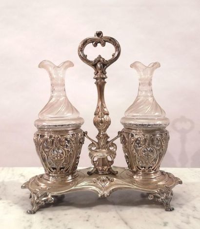 Huilier-vinaigrier en argent, riche décor...