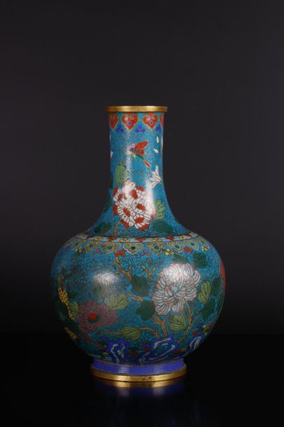 CHINE - XIXe siècle
Vase à panse basse en...