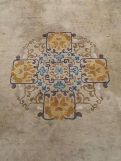 CHINE, XXème siècle. Très grand tapis en...