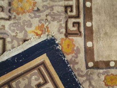 CHINE, XXème siècle. Très grand tapis en...