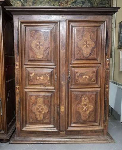 Armoire en noyer mouluré, marqueterie, bois...