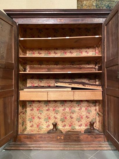 Armoire en noyer mouluré, marqueterie, bois...