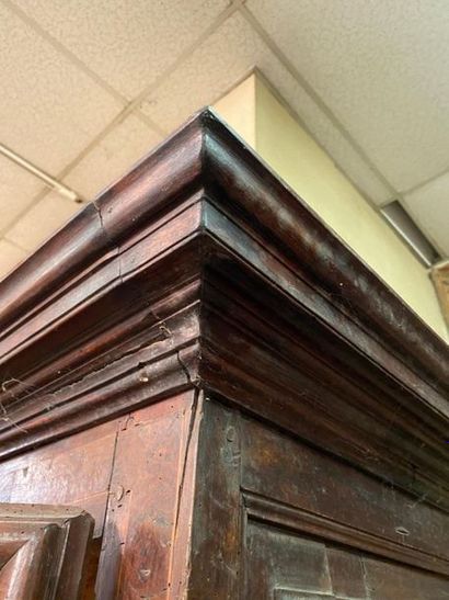 Armoire en noyer mouluré, marqueterie, bois...