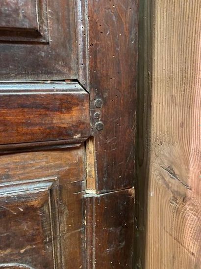 Armoire en noyer mouluré, marqueterie, bois...