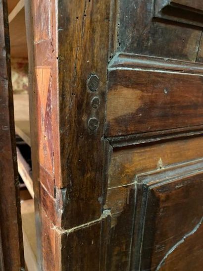 Armoire en noyer mouluré, marqueterie, bois...