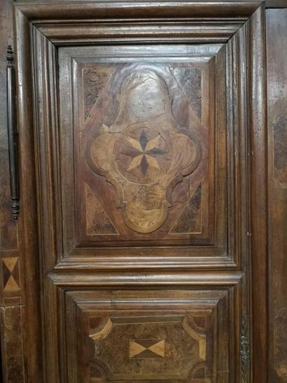 Armoire en noyer mouluré, marqueterie, bois...