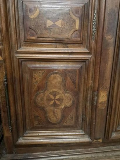 Armoire en noyer mouluré, marqueterie, bois...