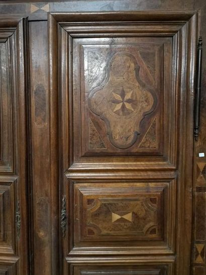 Armoire en noyer mouluré, marqueterie, bois...