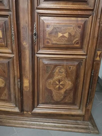 Armoire en noyer mouluré, marqueterie, bois...