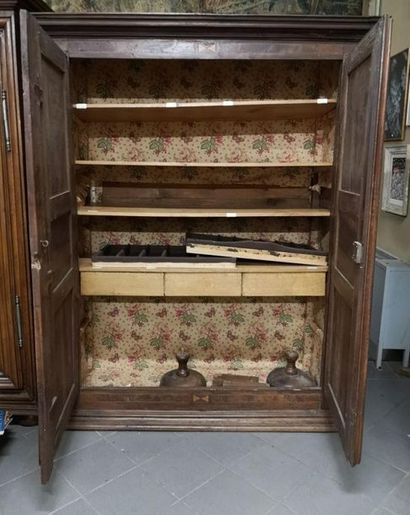 Armoire en noyer mouluré, marqueterie, bois...