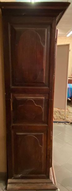 Armoire en noyer mouluré, marqueterie, bois...
