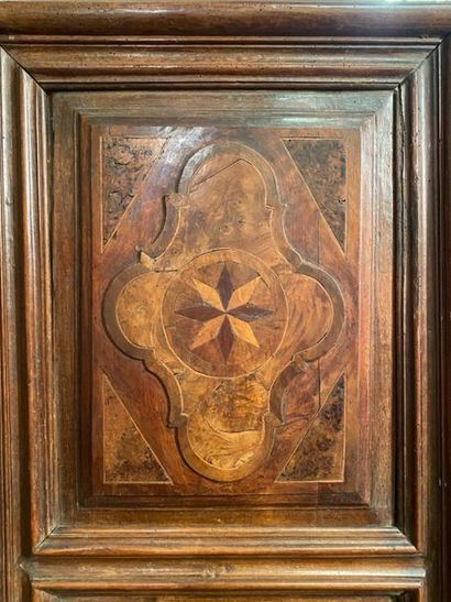 Armoire en noyer mouluré, marqueterie, bois...