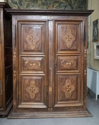 Armoire en noyer mouluré, marqueterie, bois...
