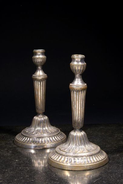 Paire de candélabres en bronze argenté à...