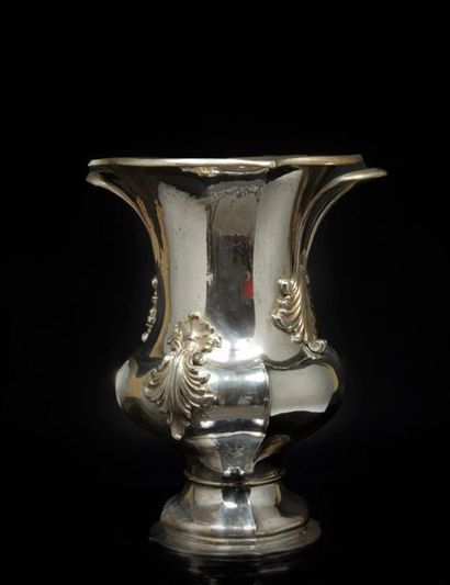 Important vase balustre en argent à côtes...