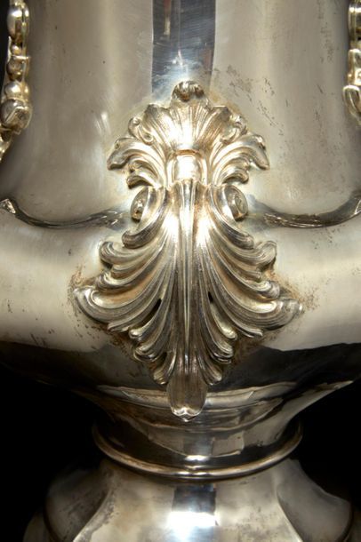 Important vase balustre en argent à côtes...