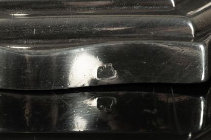 Paire de flambeaux en argent, la base moulurée...