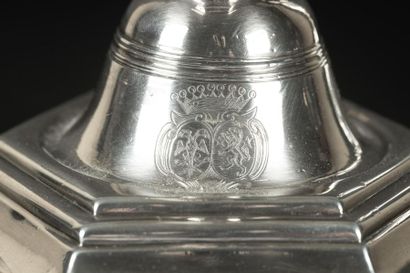 Paire de flambeaux en argent, la base moulurée...
