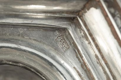 Paire de flambeaux en argent, la base moulurée...