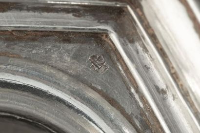 Paire de flambeaux en argent, la base moulurée...