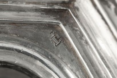 Paire de flambeaux en argent, la base moulurée...