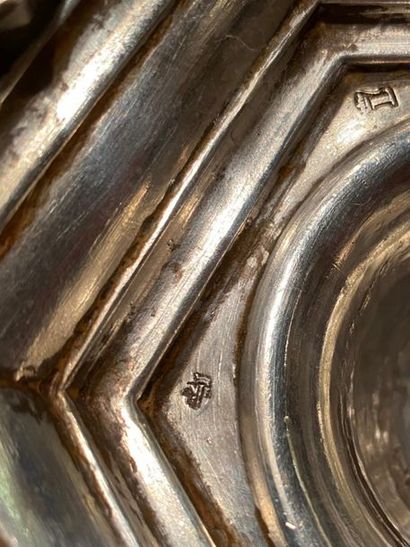 Paire de flambeaux en argent, la base moulurée...