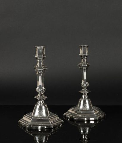 Paire de flambeaux en argent, la base moulurée...