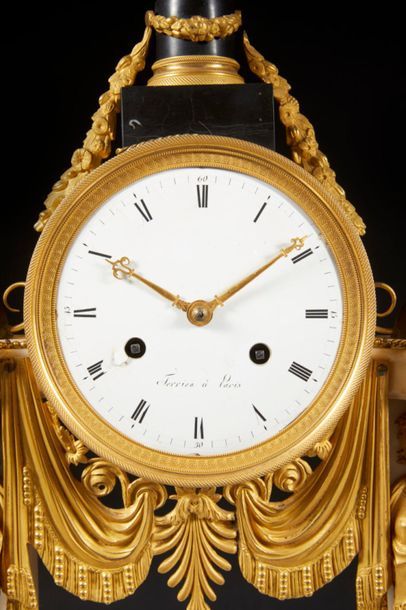 Grande pendule en forme de portique en bronze...