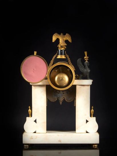 Grande pendule en forme de portique en bronze...