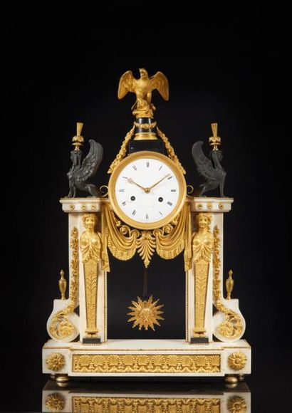 Grande pendule en forme de portique en bronze...