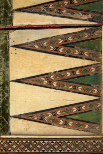 Jeu d'échecs et de trictrac pliant en marqueterie...