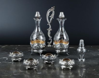 Ensemble en argent à décor rocaille: huilier-vinaigrier...