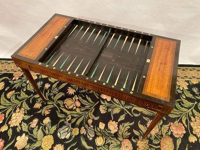 Table de tric-trac en acajou et placage de...