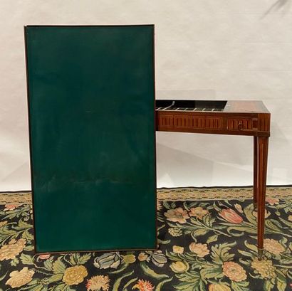 Table de tric-trac en acajou et placage de...