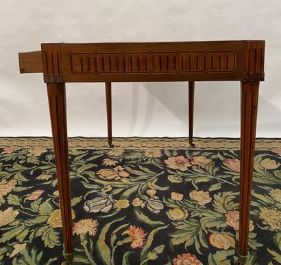 Table de tric-trac en acajou et placage de...