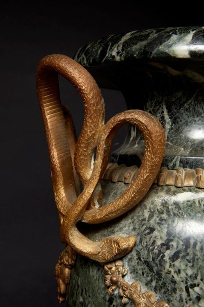Grand vase balustre en marbre vert, le socle,...